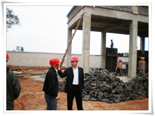 公司領(lǐng)導(dǎo)察看云南紅河在建工程