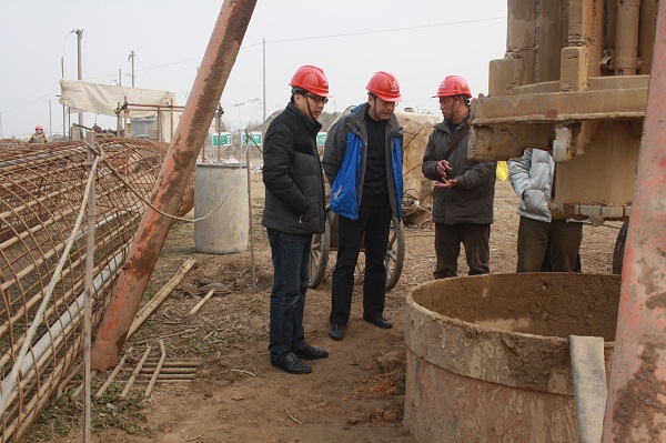 陜西送變電工程公司領(lǐng)導(dǎo)、專家蒞臨成眉石化園施工項(xiàng)目部參觀交流