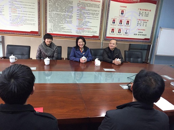 青羊區(qū)總工會(huì)慰問(wèn)我公司困難職工