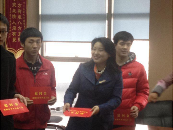 青羊區(qū)總工會(huì)慰問(wèn)我公司困難職工
