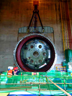 成蜀電力集團(tuán)龜都府水電站機(jī)組發(fā)電機(jī)定子吊裝順利完成