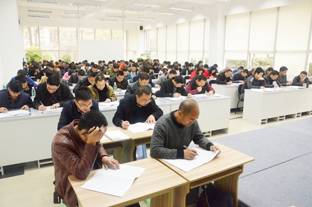 公司組織管理人員參加安全知識(shí)培訓(xùn)考核會(huì)