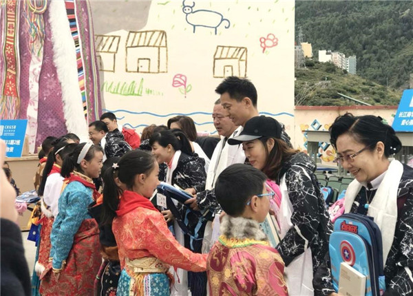 情系教師節(jié) 助學(xué)獻(xiàn)愛心——成蜀電力集團(tuán)副總經(jīng)理陳金華赴四姑娘山鎮(zhèn)小學(xué)獻(xiàn)愛心送溫暖