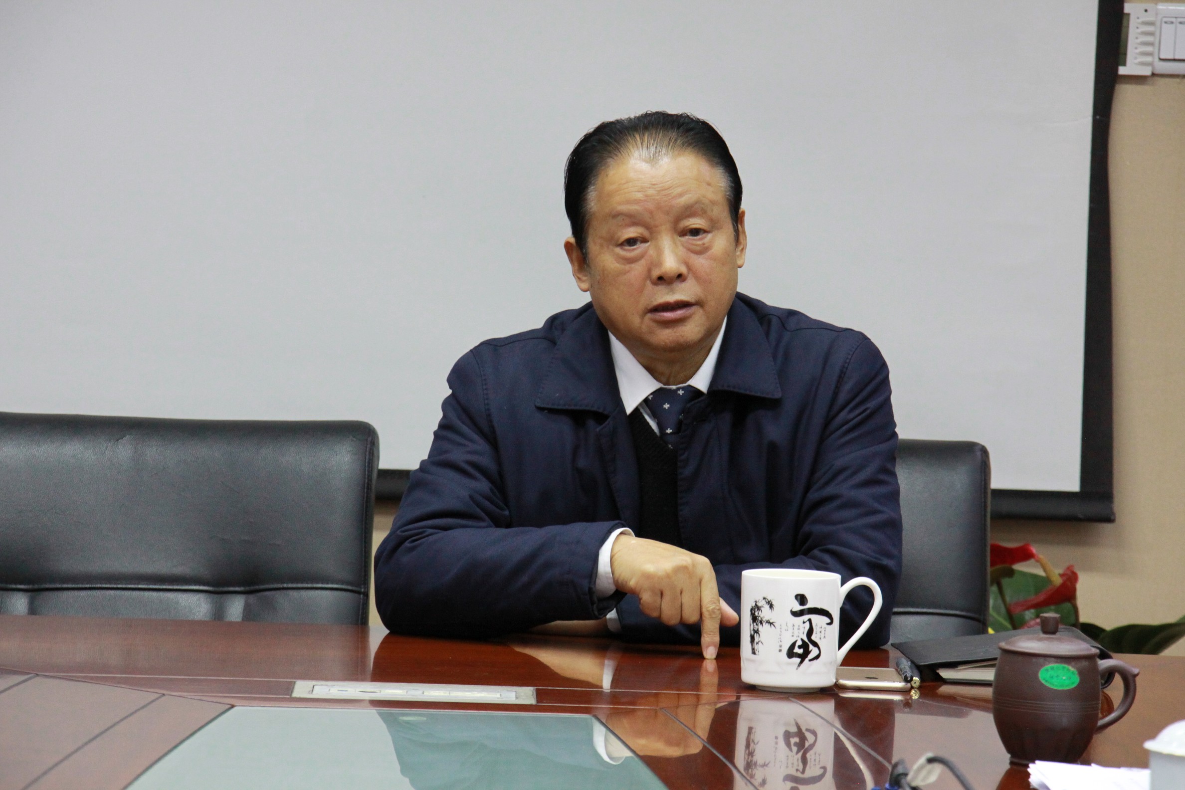 成蜀集團(tuán)舉行運(yùn)檢公司、變電建設(shè)事業(yè)部、新能源事業(yè)部項(xiàng)目股份制合同簽訂儀式