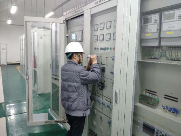 華潤(rùn)新能源膠州風(fēng)電場(chǎng)工程一期220kV升壓站土建、電氣設(shè)備安裝工程倒送電成功