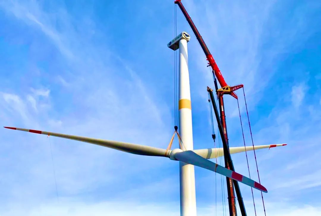 延安吳起二期風(fēng)電主體工程首臺(tái)風(fēng)機(jī)吊裝圓滿成功