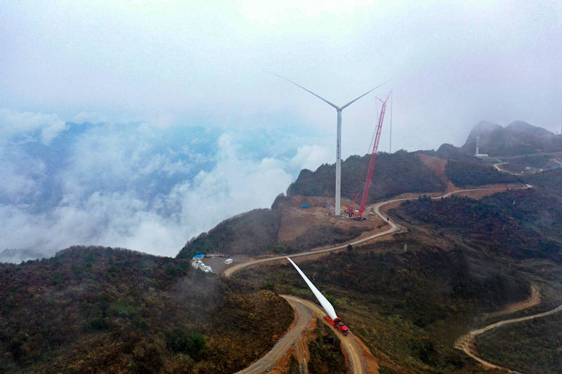 黔江五福嶺風(fēng)電場項(xiàng)目（80MW）首臺風(fēng)機(jī)吊裝成功
