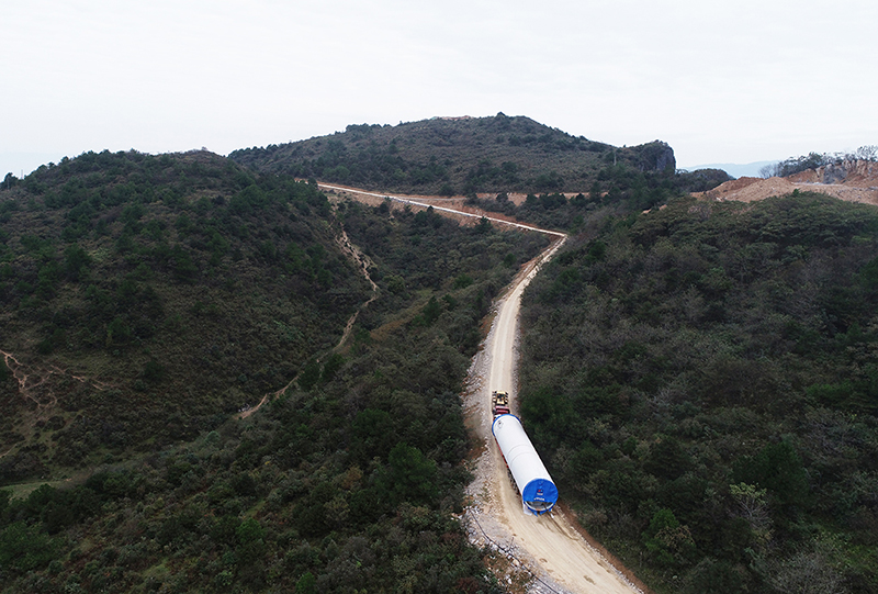 黔江五福嶺風(fēng)電場項(xiàng)目（80MW）首臺風(fēng)機(jī)吊裝成功