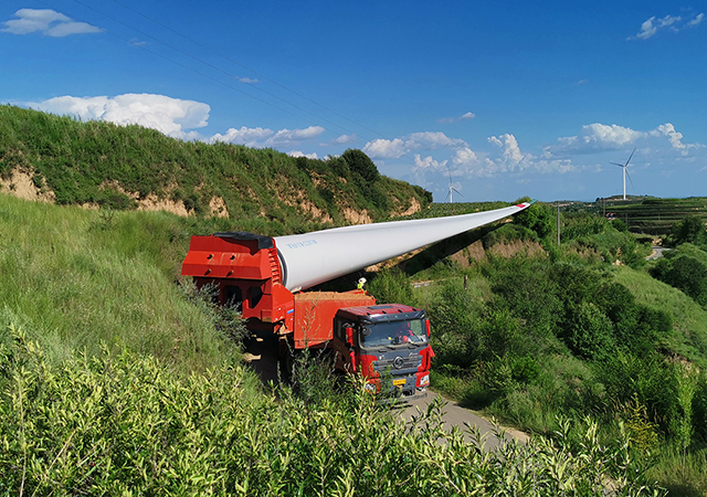 甘肅華池紫坊畔50MW風(fēng)電項目首臺風(fēng)機吊裝成功