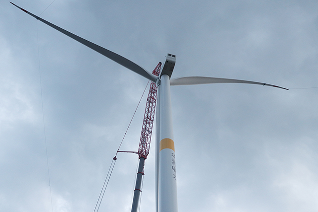 甘肅華池紫坊畔50MW風(fēng)電項目首臺風(fēng)機吊裝成功