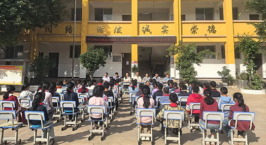 情暖校園 愛心助學 —— 成蜀電力集團向永勝縣光華鄉(xiāng)新民小學捐贈課桌椅?
