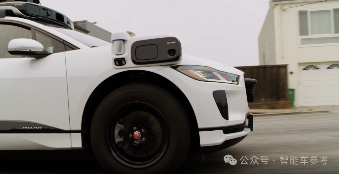Waymo出了“科技車禍”：Robotaxi與機(jī)器人街頭相撞，沉默一分鐘淡定離場