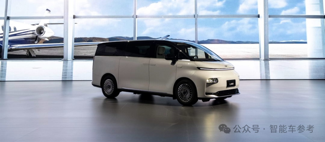 30萬起，全球首款4排8座純電MPV上市，買車還送黃花梨