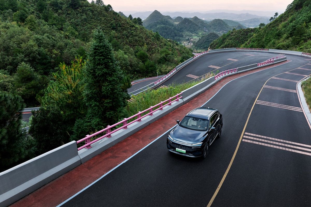 大五座電動 SUV，魏牌新摩卡 Hi4 煥新上市