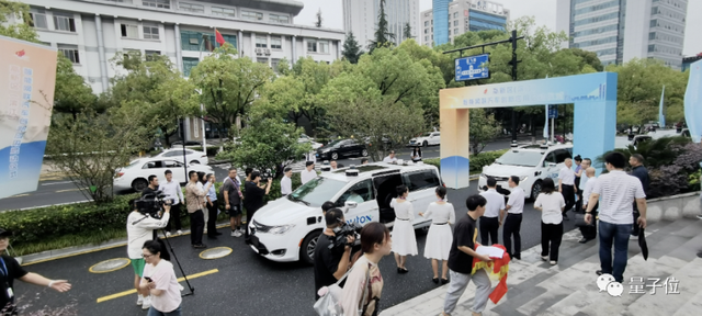 無人出租駛?cè)牒贾菔兄行?，AutoX獲100張自動駕駛牌照