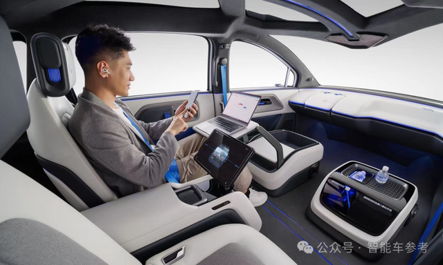 馬斯克給特斯拉Robotaxi裝上方向盤
