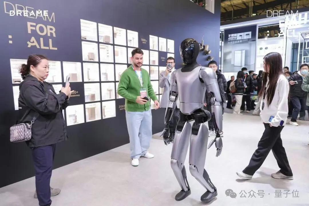 人形機(jī)器人主持發(fā)布會(huì)發(fā)布自己！追覓科技孵化，下月將參加全球首屆人形機(jī)器人馬拉松