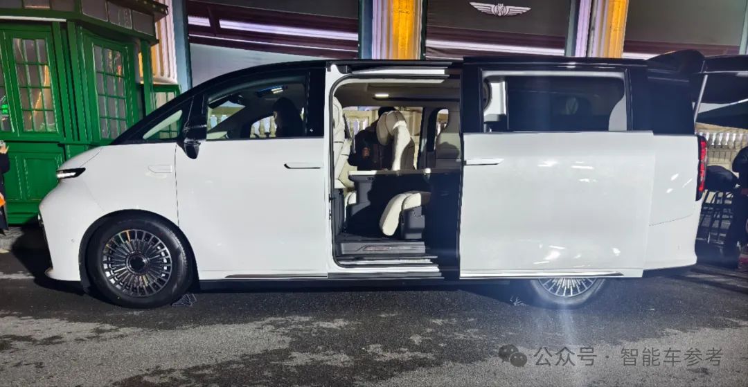 30萬起，全球首款4排8座純電MPV上市，買車還送黃花梨