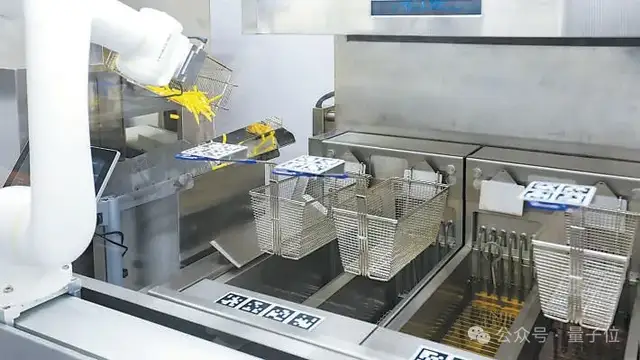 90后清華博士廚房機器人融資數(shù)千萬，拿下北京市首張具身智能機器人食品經(jīng)營許可證