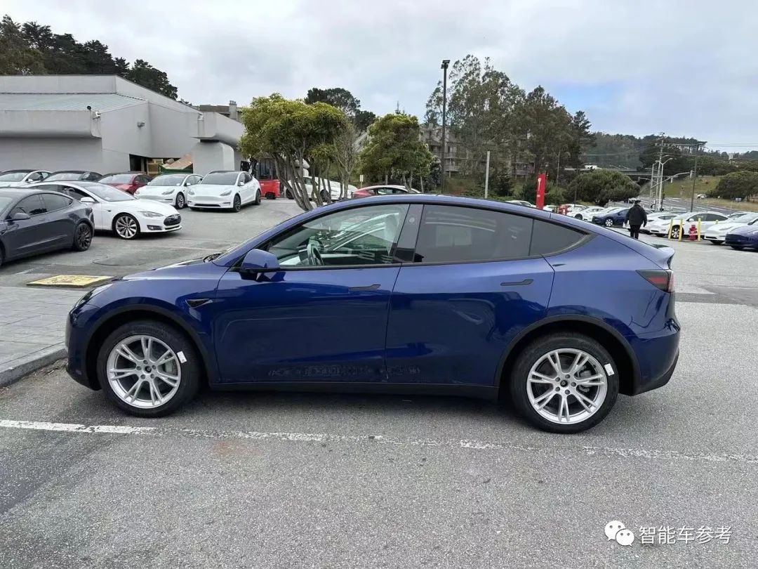 26萬元新款Model 3漲價開賣！續(xù)航增至606KM，內飾告別毛坯，英國售價42萬元