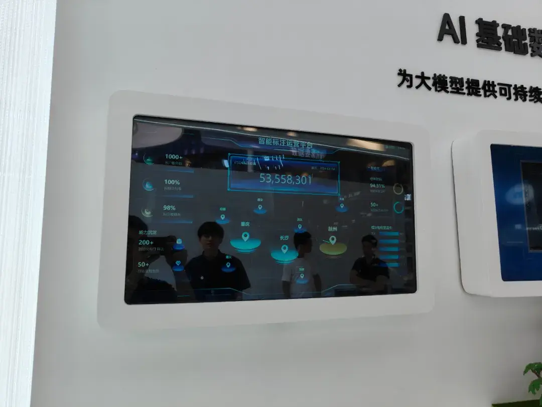 太火了！我在外灘大會(huì)玩Deepfake，想騙過(guò)機(jī)器人結(jié)果……