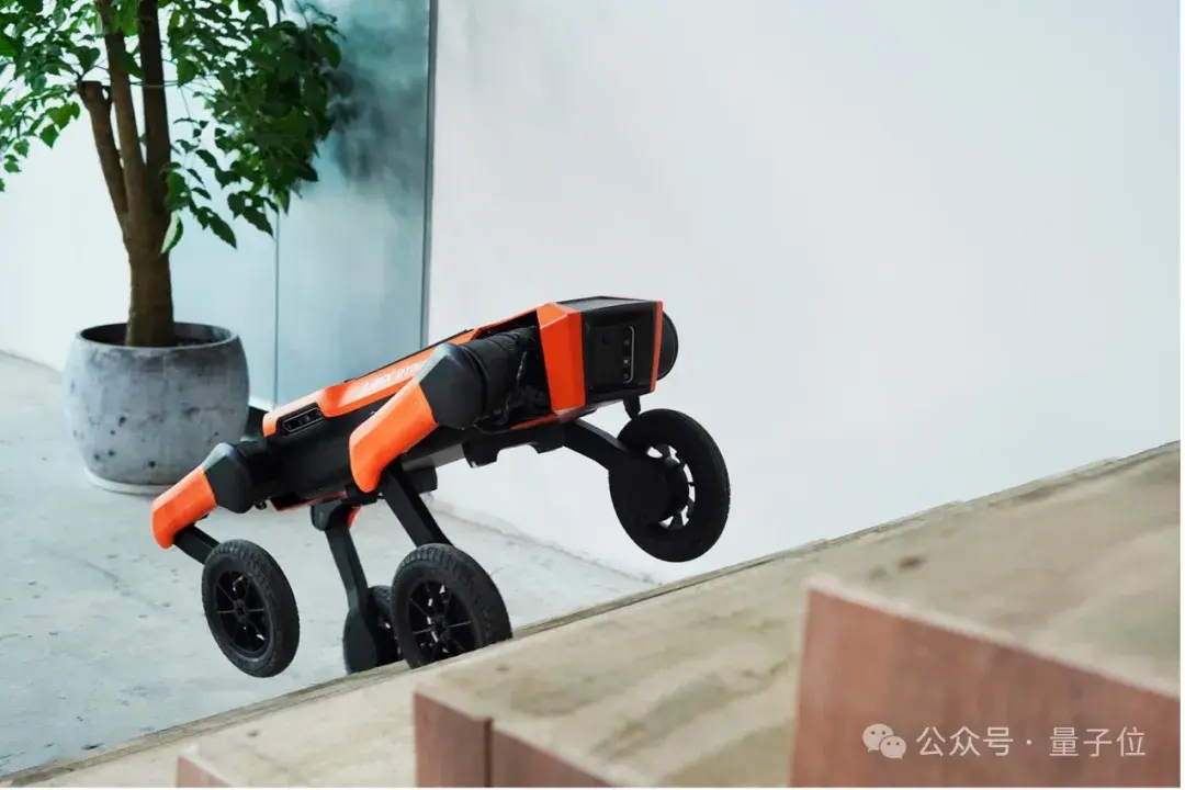 逐際動力張力：人形機器人應(yīng)該代替人類，而不是代替工具 | 中國AIGC產(chǎn)業(yè)峰會