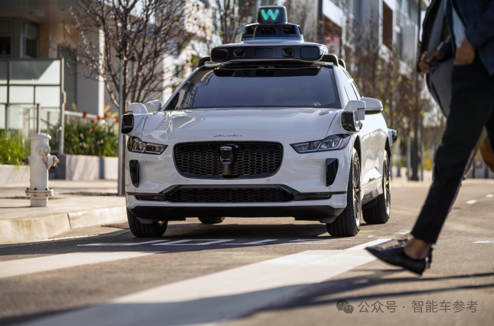 Waymo出了“科技車禍”：Robotaxi與機(jī)器人街頭相撞，沉默一分鐘淡定離場