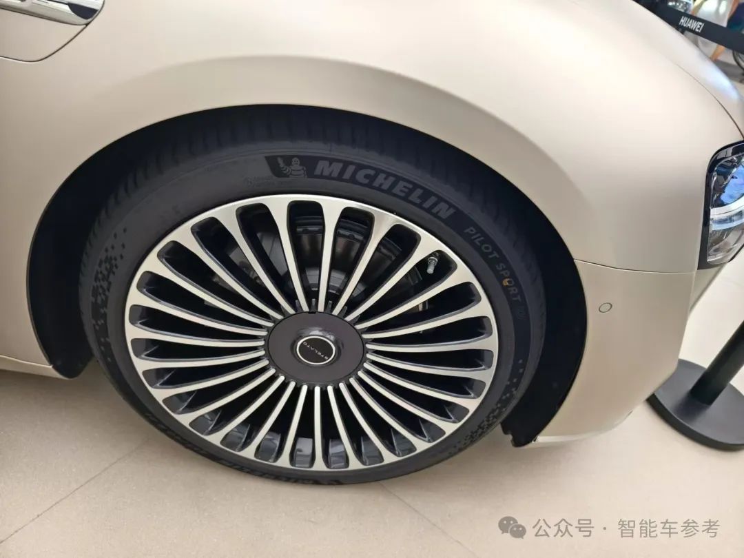 40萬！華為首款行政轎車上市，首發(fā)ADS 3.0，余承東新Slogan貫穿全場