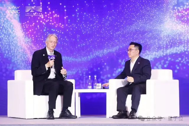 Hinton上海對話周伯文：多模態(tài)聊天機器人已經具有意識