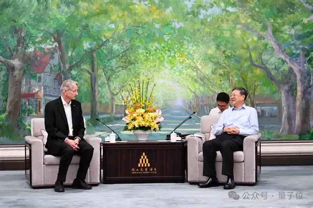 Hinton上海對話周伯文：多模態(tài)聊天機器人已經具有意識