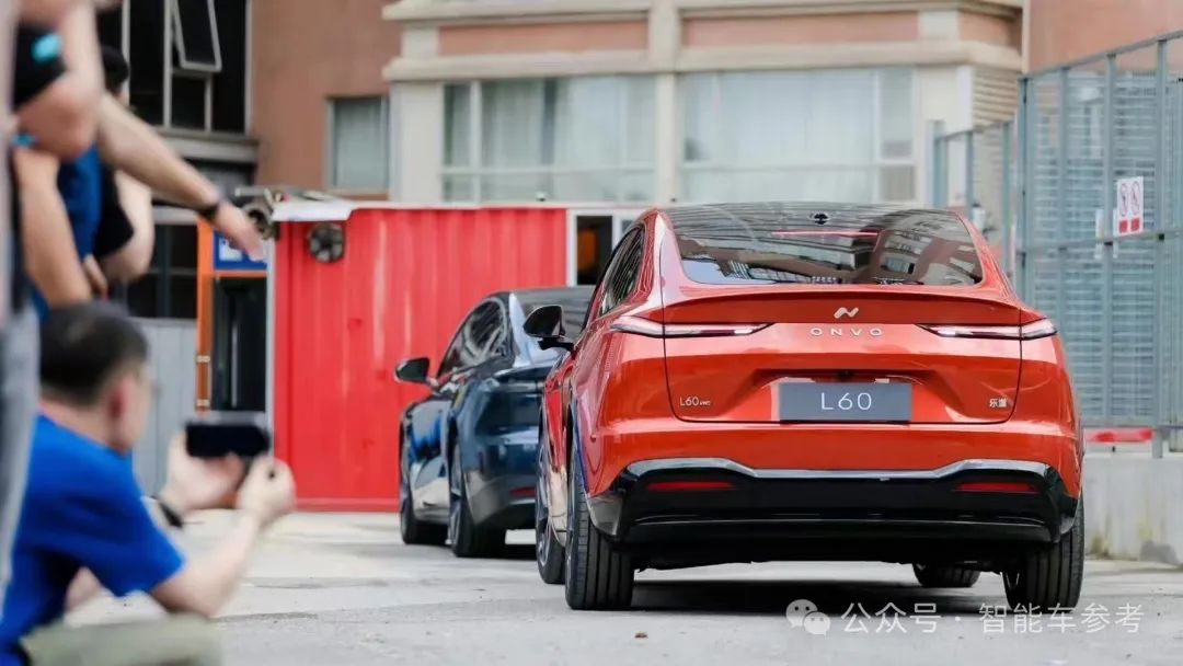 蔚來(lái)首款900V車型已下線！對(duì)標(biāo)Model Y，22萬(wàn)預(yù)售，冰箱彩電大沙發(fā)