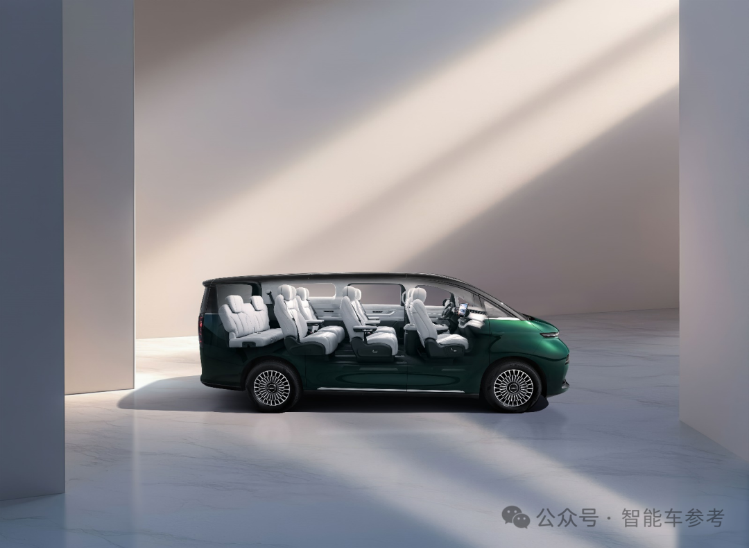 30萬起，全球首款4排8座純電MPV上市，買車還送黃花梨