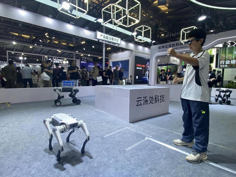 WAIC 2025現(xiàn)場(chǎng)直擊：看云深處科技如何將具身智能轉(zhuǎn)化為實(shí)際生產(chǎn)力