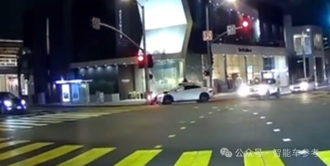 Waymo出了“科技車禍”：Robotaxi與機(jī)器人街頭相撞，沉默一分鐘淡定離場