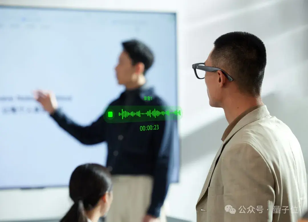 2499，AI濃度爆表！戴上這副眼鏡，一句話點(diǎn)咖啡/實(shí)時(shí)翻譯/AR導(dǎo)航全搞定