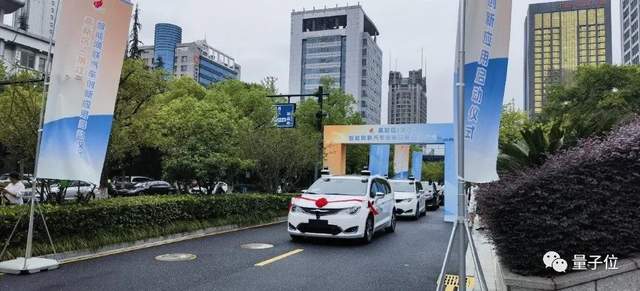 無人出租駛?cè)牒贾菔兄行?，AutoX獲100張自動駕駛牌照