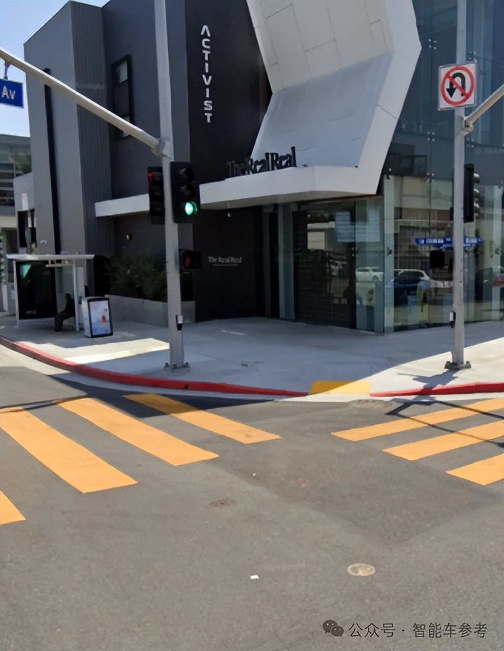 Waymo出了“科技車禍”：Robotaxi與機(jī)器人街頭相撞，沉默一分鐘淡定離場
