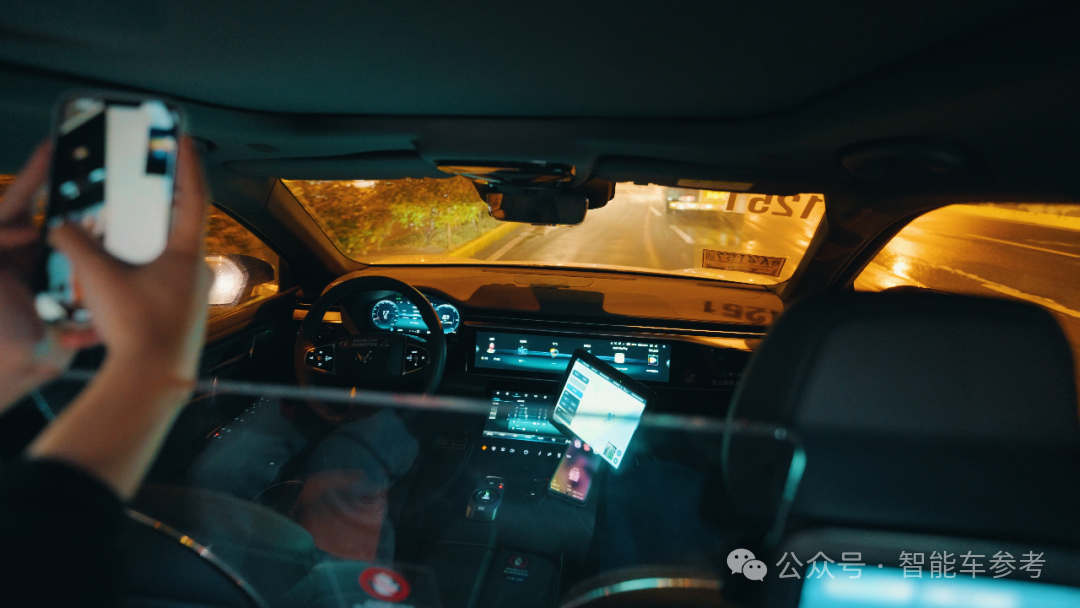 蘿卜快跑出圈，武漢無(wú)人車(chē)折服歪果仁：像科幻電影