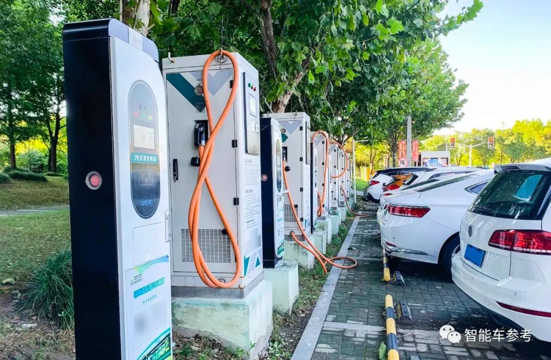 特斯拉車主五一搶充電樁，鬧出人命了